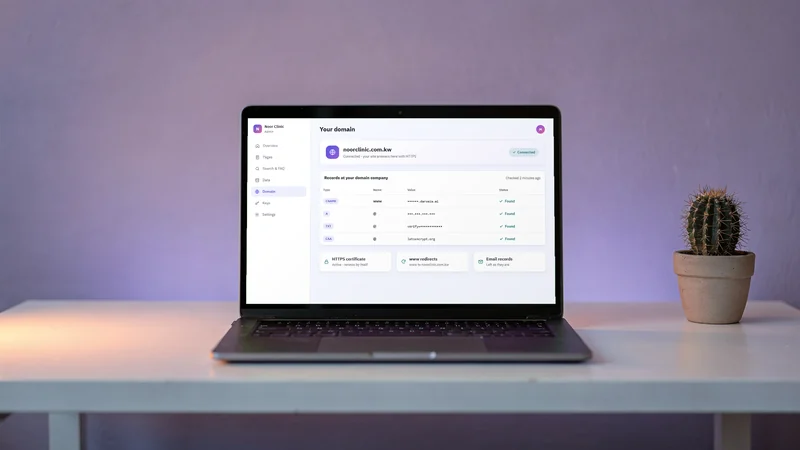 حاسوب يعرض إعدادات الدومين: دومين ‎.com.kw‎ مربوط، وكل سجلات DNS موجودة، وHTTPS مفعّل.